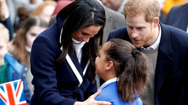 Britain's Prince Harry and his fiancee Meghan Markle meet local school children during a walkabout on a visit to Birmingham, Britain, March 8, 2018. REUTERS/Phil Noble - RC1EE703D630