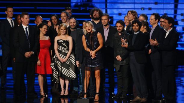 Kaley Cuoco (C) accepts the award for favorite network TV comedy series with the cast and crew of "Big Bang Theory" at the People's Choice Awards 2016 in Los Angeles, California January 6, 2016.  REUTERS/Mario Anzuoni - RTX21CMJ