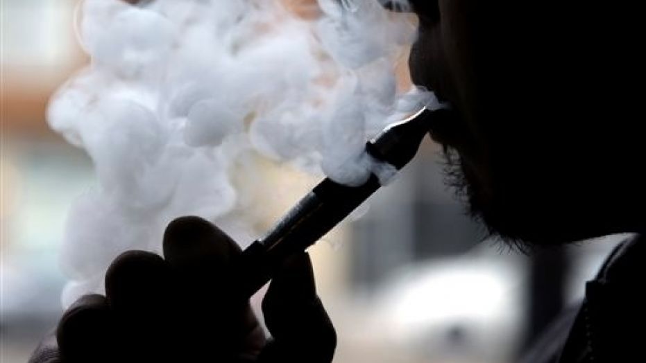 Smokers who say they want to kick the habit might have an easier time if they don't use e-cigarettes, a U.S. study suggests.