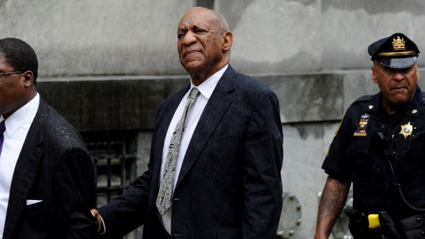 Actor and comedian Bill Cosby departs after a judge declared a mistrial in his sexual assault trial at the Montgomery County Courthouse in Norristown, Pennsylvania, U.S., June 17, 2017.  REUTERS/Charles Mostoller - RC1F81B1BCD0