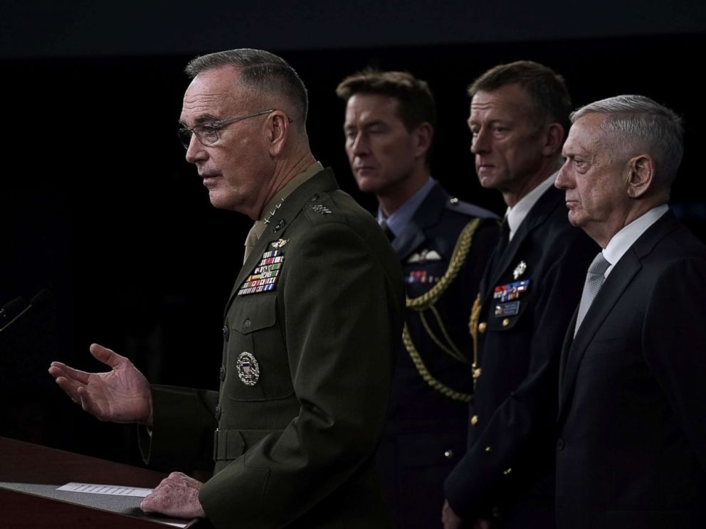 PHOTO: Chairman of the Joint Chiefs of Staff Gen. Joseph Dunford, left, and Defense Secretary Jim Mattis, right, brief members of the media on Syria at the Pentagon, April 13, 2018.