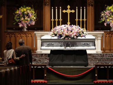 PHOTO: Mourners pause as former U.S. first lady Barbara Bush lies in repose during the visitation of former first lady Barbara Bush at St. Martins Episcopal Church, April 20, 2018, in Houston.
