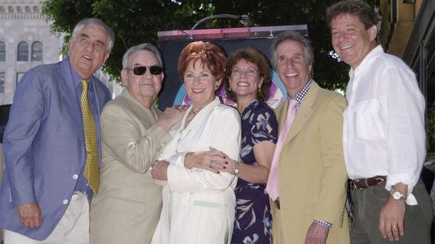 Actress Marion Ross (3rdL), who portrayed the matriarch on thetelevision comedy series "Happy Days," poses with the show's creatorGarry Marshall (L) and cast members Tom Bosley (2ndL), Erin Moran(3rdR), Henry Winkler (2ndR) and Anson Williams following a ceremonyhonoring her with the 2,182nd star on the Hollywood Walk of Fame July12, 2001 in Los Angeles, California.JR - RP2DRIMVXZAA