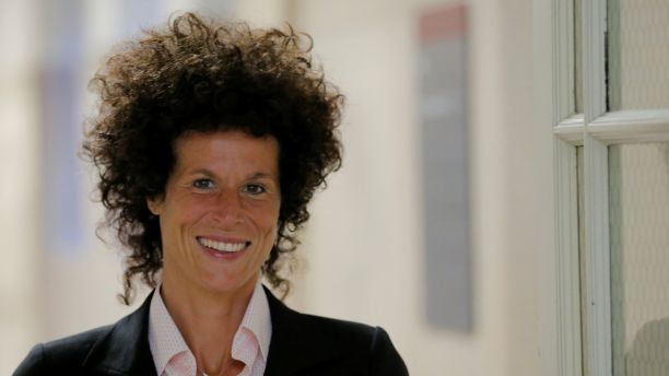 Accuser Andrea Constand walks along a hallway during deliberations in Bill Cosby's sexual assault trial at the Montgomery County Courthouse in Norristown, Pennsylvania, U.S., June 16, 2017.  REUTERS/Lucas Jackson - RC16E97544B0