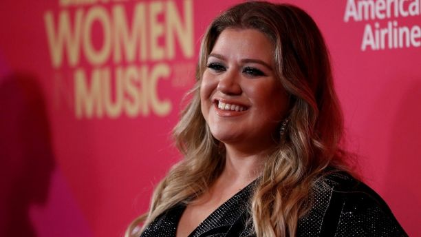 Singer Kelly Clarkson poses at the Billboard Women in Music awards in Los Angeles, California, U.S., November 30, 2017. REUTERS/Mario Anzuoni - RC157DA42460