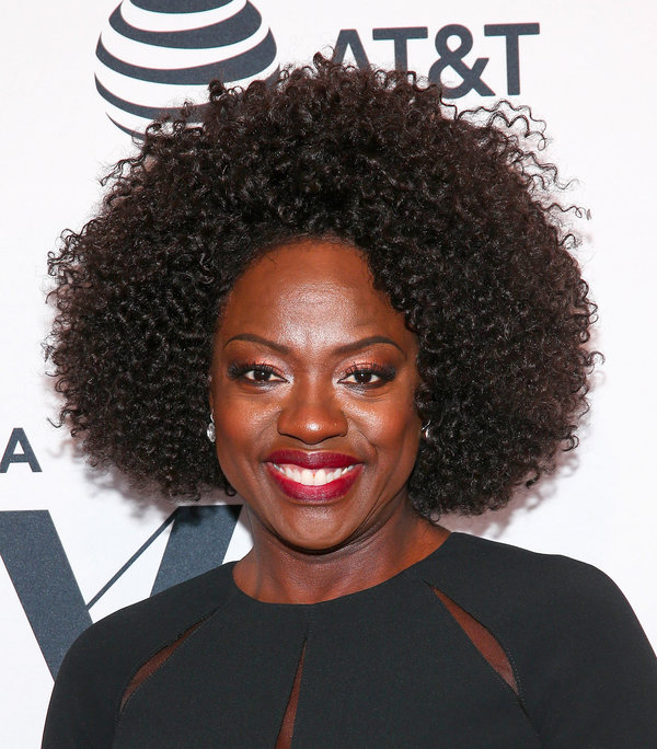 If you&nbsp;want to let your natural curls take center stage, look no further for than Viola Davis for inspiration.&nbsp;