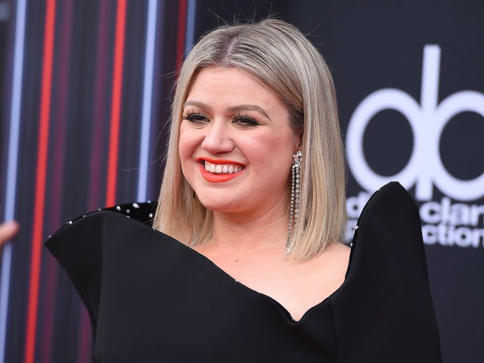 Kelly Clarkson arrives at the Billboard Music Awards at the MGM Grand Garden Arena on Sunday, May 20, 2018, in Las Vegas.