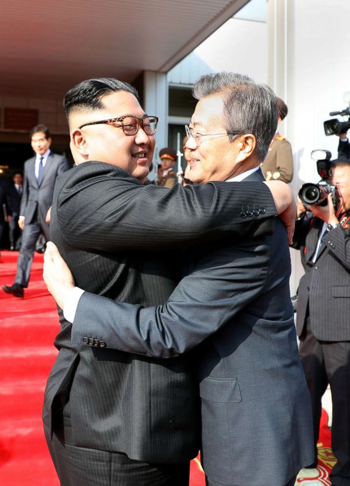 PHOTO: South Korean President Moon Jae-in bids fairwell to North Korean leader Kim Jong Un as he leaves after their summit at the truce village of Panmunjom, North Korea, May 26, 2018.