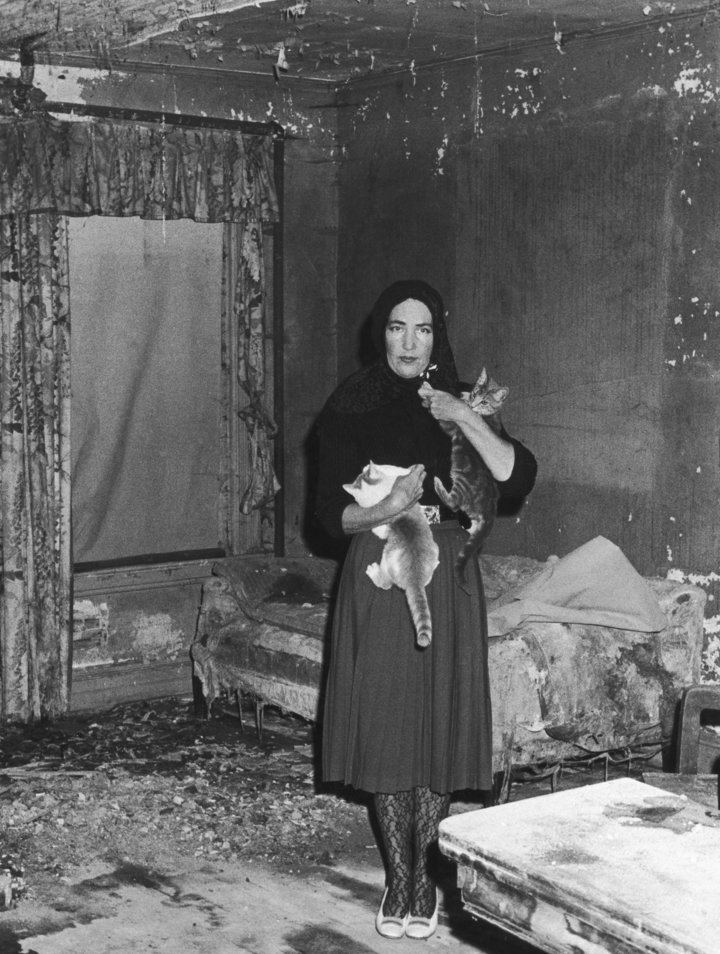 &ldquo;Little Edie&rdquo; and two of her cats, at Grey Gardens circa 1973.
