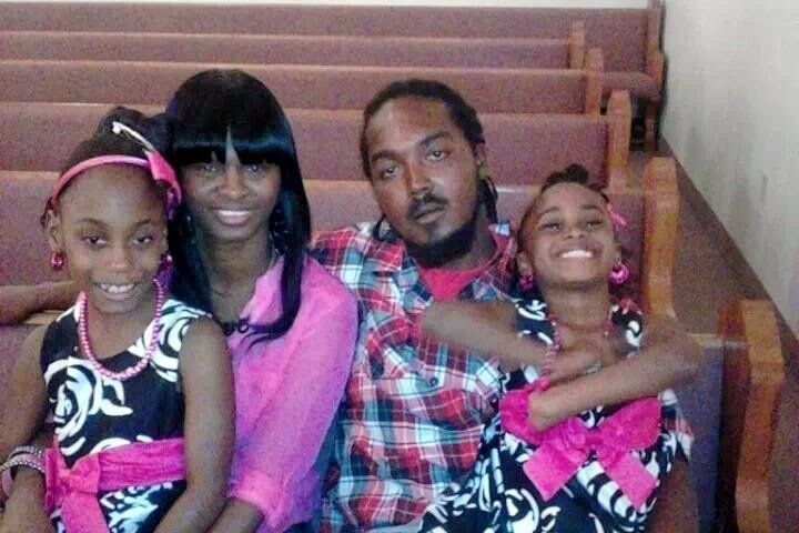Gregory Hill Jr. with fianc&eacute;e Monique Davis and two of&nbsp;his daughters. A sheriff&rsquo;s&nbsp;deputy killed him in