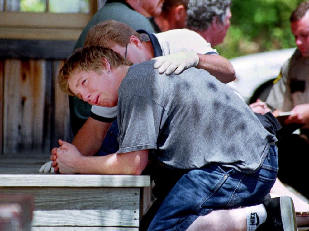 PHOTO: A rescue worker consoles a survivor of a amphibious tourist boat wreck on Lake Hamilton May 1, 1999, in Hot Springs Ark.