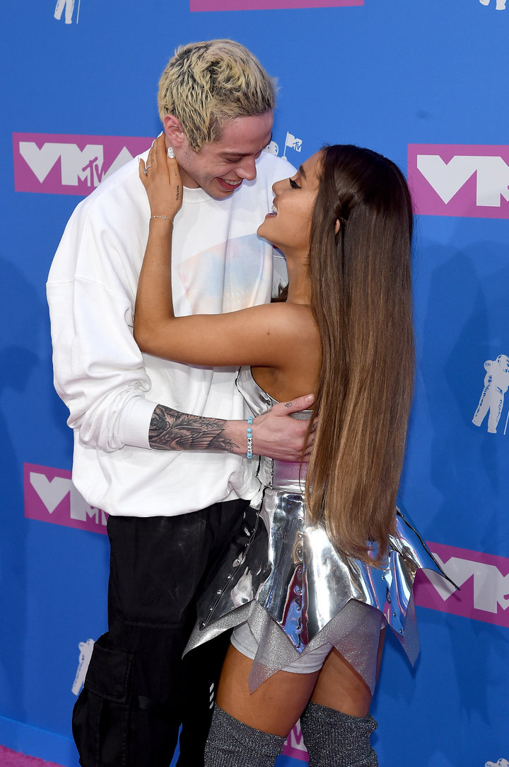 Pete Davidson and Ariana Grande post for the cameras at the 2018 MTV Video Music Awards.