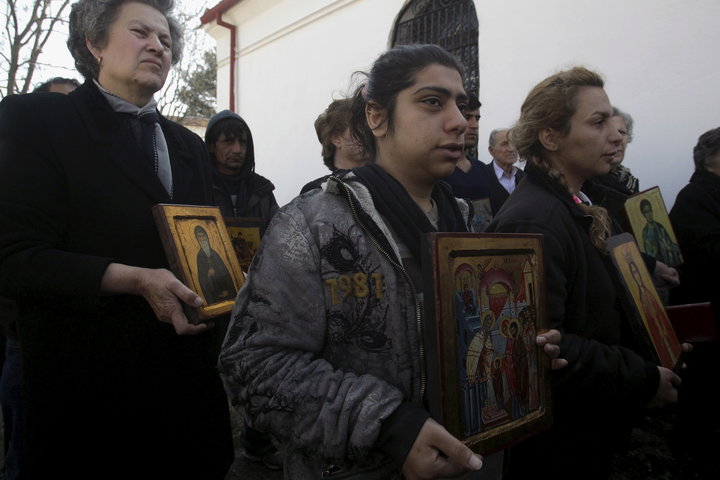 Christian Orthodox Iranian migrants hold icons during a Mass at a church in Idomeni, Greece, March 20, 2016.&nbsp;
