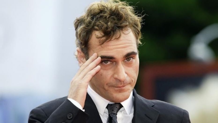 Photos of Joaquin Phoenix in full make up for the upcoming film "Joker" have been revealed.