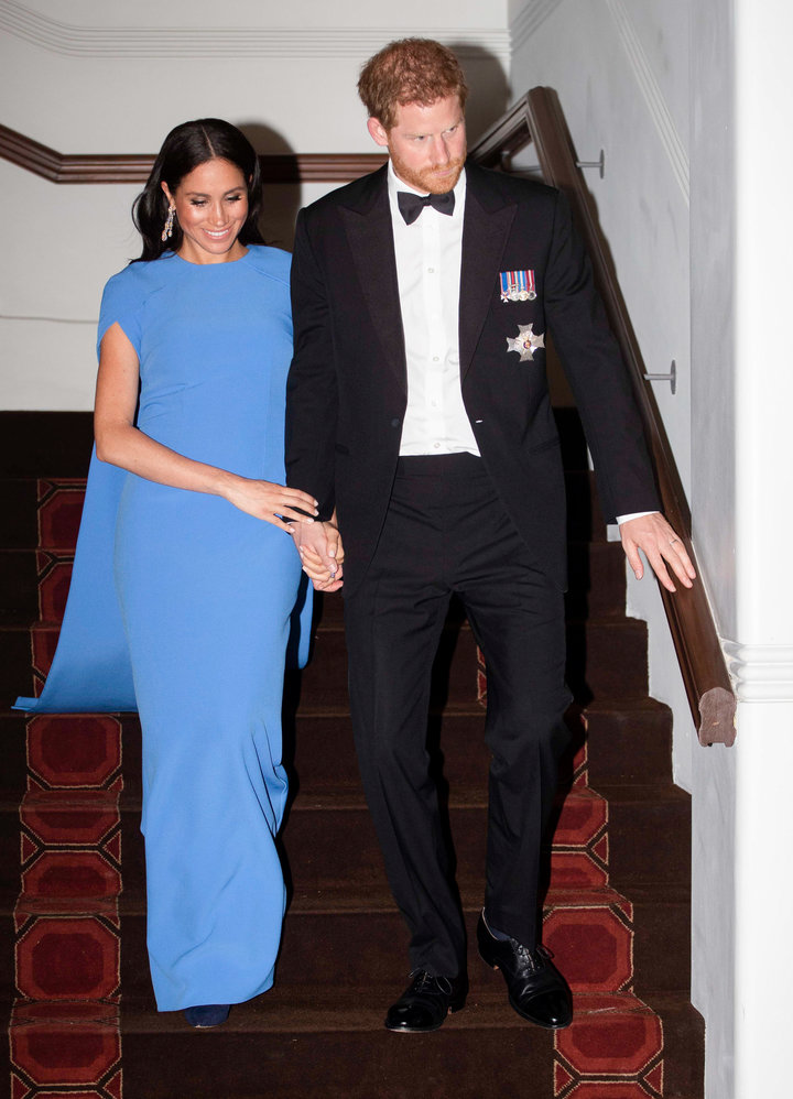 Meghan appeared to be wearing dark blue heels with her outfit.&nbsp;