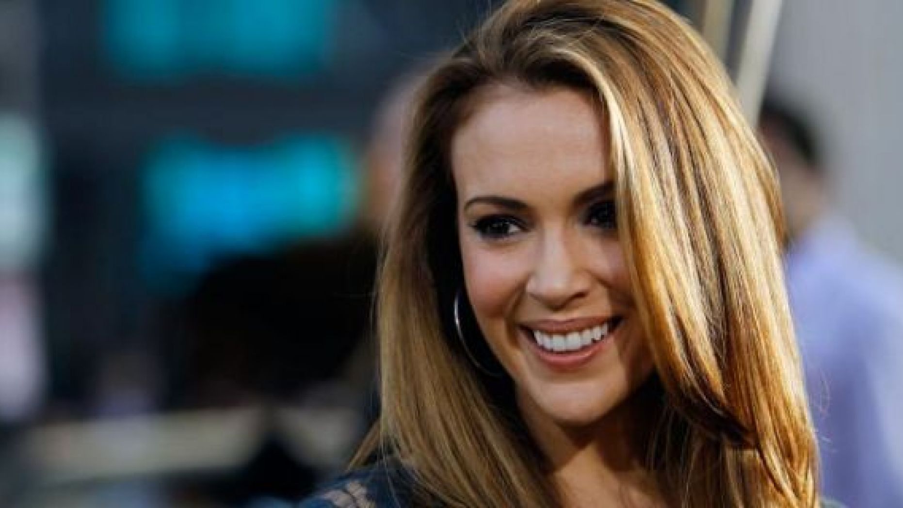 Actress Alyssa Milano took Twitter heat from the father of a Parkland school shooting victim.