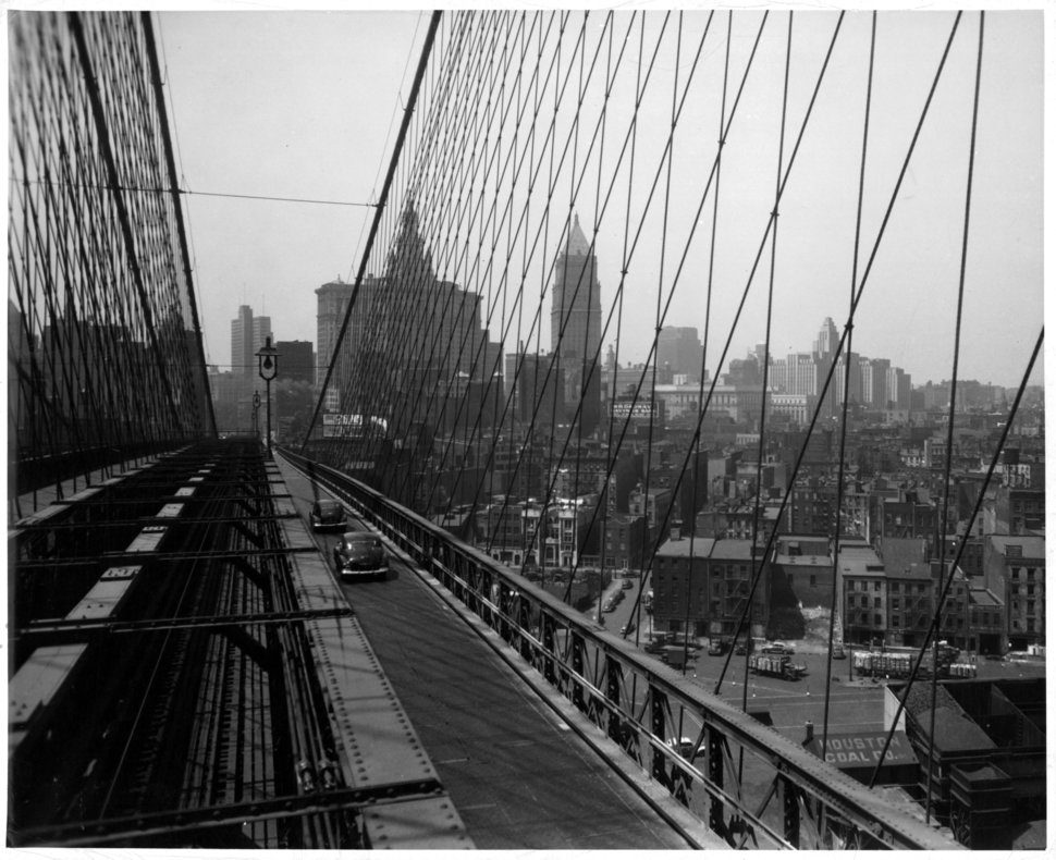 Travelers crossing the Brooklyn Bridge in 1940.&nbsp;