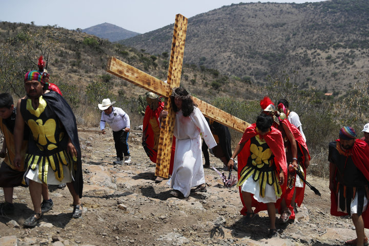 People reenact the crucifixion of Jesus on Good Friday on a hill outside the village of San Mateo, Tepotzotl&aacute;n, Mexico