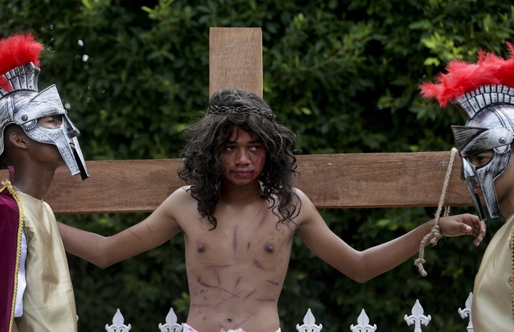 Fuentes reenacts the crucifixion in Panama City.