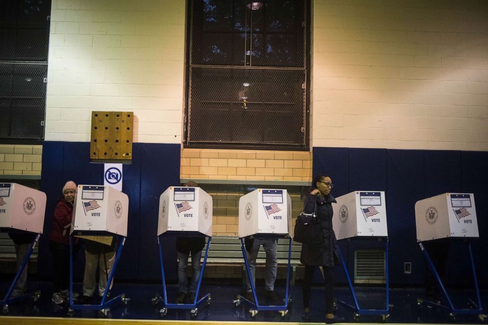 PHOTO: Voters cast their ballots aat a polling location in Brooklyn, N.Y., Nov. 8, 2016. 