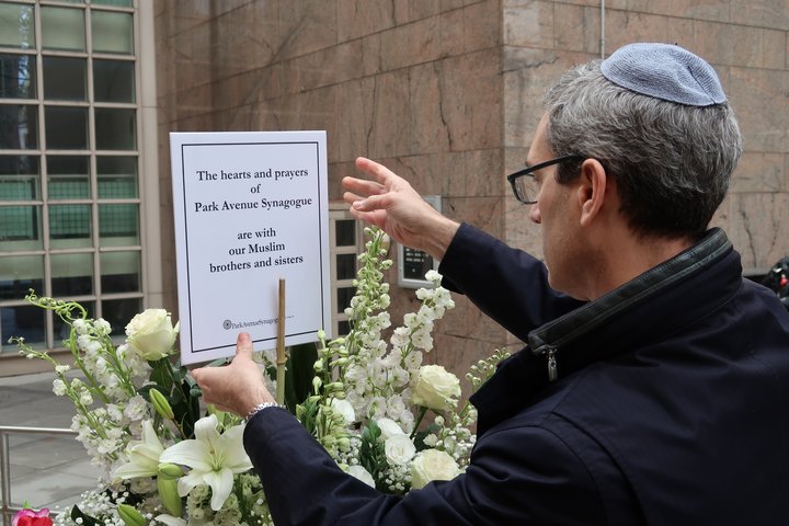 A Jewish man places a message in front of a New York mosque in a show of solidarity on March 15, 2019, after terrorist attack