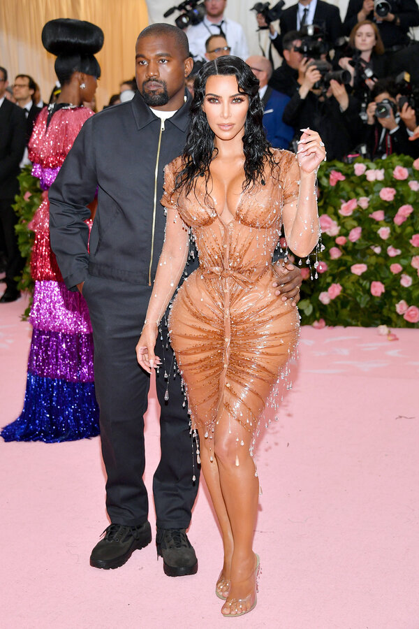 Kardashian wears a dress by Thierry Mugler.&nbsp;