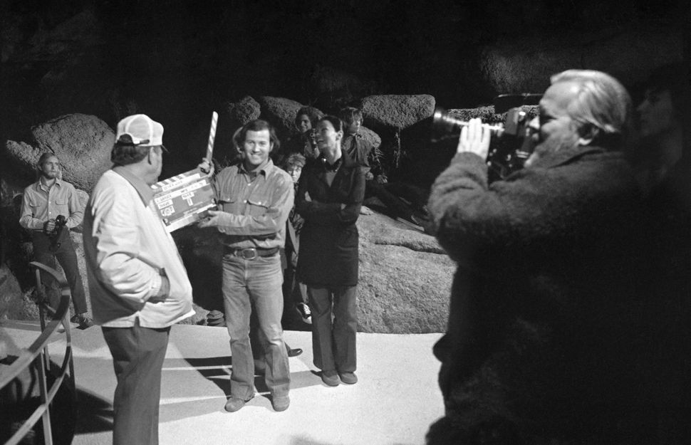 An unknown crewmember, Edmund O&rsquo;Brien, Frank Marshall, Mercedes McCambridge, Oja Kodar and Orson Welles on the set of "