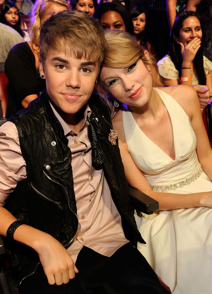 Justin Bieber and Taylor Swift attend the 2011 Teen Choice Awards at Gibson Universal Amphitheatre on August 7, 2011 in Unive