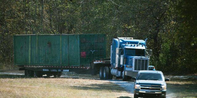 The shipping container in which an abducted woman was held for two months, being removed from Todd Kohlhepp's property in Woodruff, S.C., in 2016. (Lauren Petracca/The Greenville News via AP)