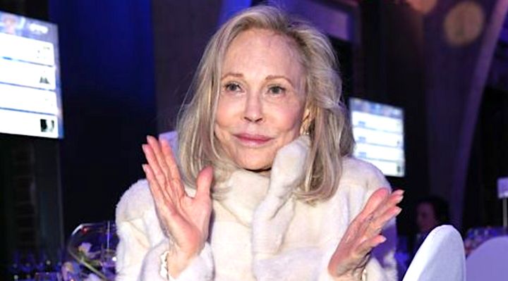 Faye Dunaway has been fired from the one-woman show "Tea at Five," and a report says the move follows a lot of backstage dram