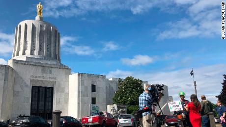 Oregon sends police to bring back Republicans who left state over climate bill 