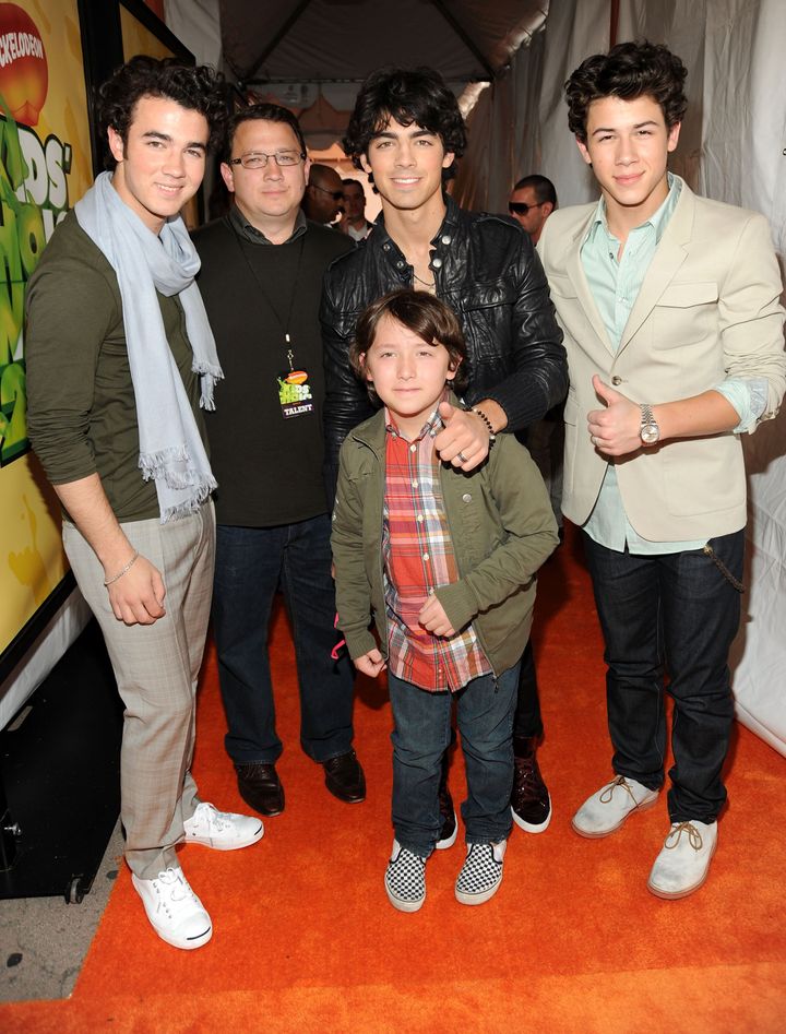 Kevin Jonas Sr. (second from left) poses with the Jonas Brothers and their younger sibling Frankie Jonas at the Nickelodeon's