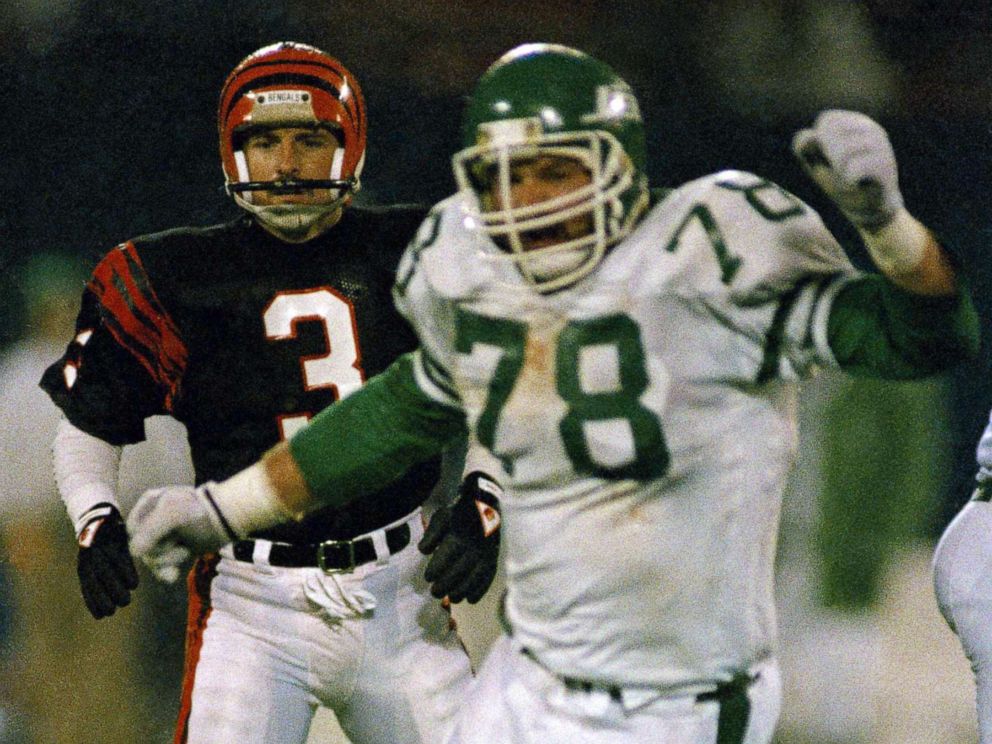 PHOTO: New York Jets Barry Bennett, right, reacts after blocking Cincinnati Bengals place kicker Jim Breechs game-winning field goal attempt at Giants Stadium in New Jersey, Nov. 30, 1987.