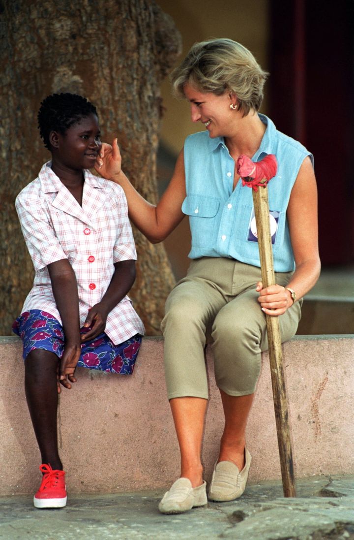 Princess Diana meets Sandra Tigica at an orthopedic workshop in Luanda, Angola, in 1997.