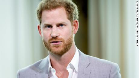 Prince Harry says every camera flash takes him back to Diana&#39;s death