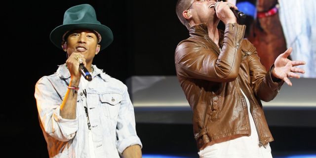 Singer Pharrell Williams (L) and singer Robin Thicke perform together at the Walmart annual shareholders meeting in Fayetteville, Arkansas June 6, 2014.