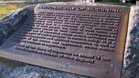 A plaque on Cole&#39;s Hill in Massachusetts recognizes the counter-commemoration on Thanksgiving.