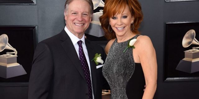 Reba walked the Grammys red carpet with her new boyfriend Anthony Lasuzzo.