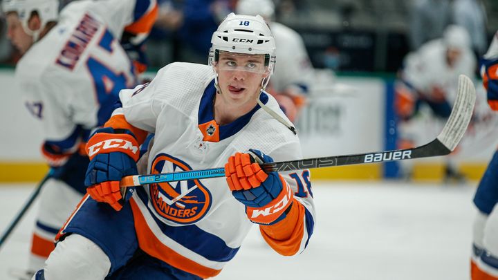 On Christmas Day, Anthony Beauvillier of the NHL's New York Islanders took a shot at connecting with Anna Kendrick.