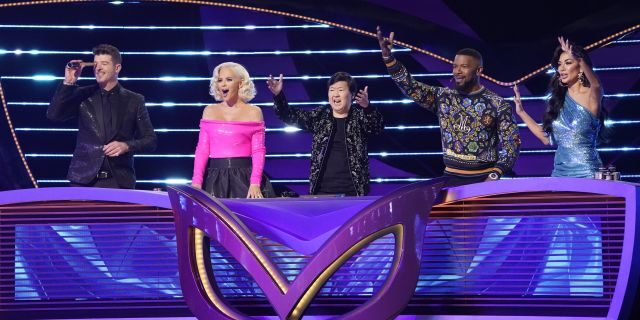 THE MASKED SINGER: L-R: Robin Thicke, Jenny McCarthy, Ken Jeong, guest panelist Jamie Foxx and Nicole Scherzinger.