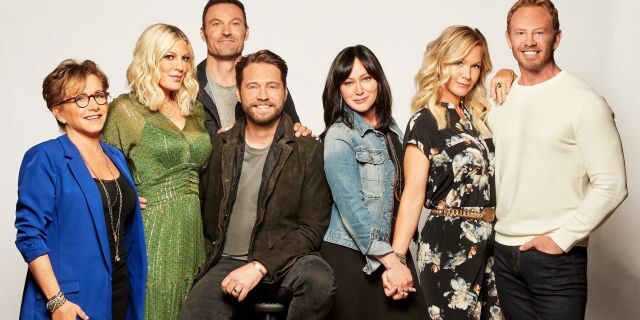 "90210" stars Gabrielle Carteris, Tori Spelling, Brian Austin Green, Jason Priestley, Shannen Doherty, Jennie Garth and Ian Ziering pose together for a group shot.