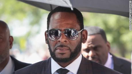 R. Kelly&#39;s girlfriend accuses him of controlling and manipulative behavior 