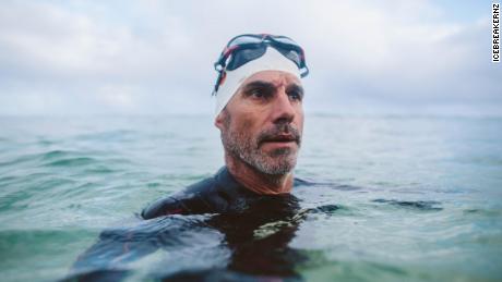 Long-distance swimmer dives into the Great Pacific Garbage Patch