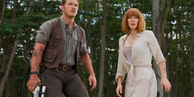 Chris Pratt (L) and Bryce Dallas Howard (R) in 'Jurassic World.'