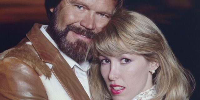 Glen Campbell and wife Kim Woolen pose for a portrait circa 1993 in Tucson, Arizona.