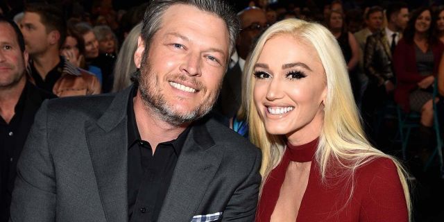 Blake Shelton brings girlfriend Gwen Stefani to the 2018 ACM Awards.