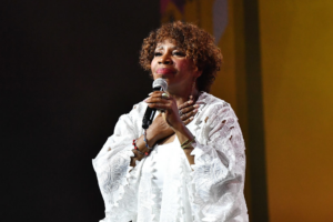 Iyanla Vanzant apologizes to R. Kelly, says Black community abandoned him